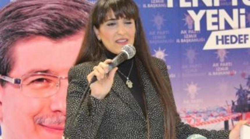 Adaylığını Anne Ve Babasının Elini &Ouml;perek A&ccedil;ıkladı