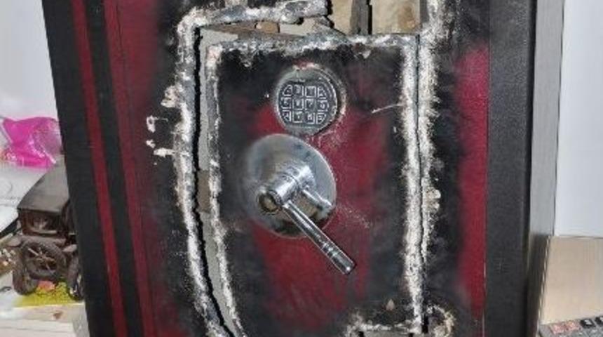 Bir Bu&ccedil;uk Tonluk &Ccedil;elik Kasadan Akıllara Durgunluk Veren Hırsızlık