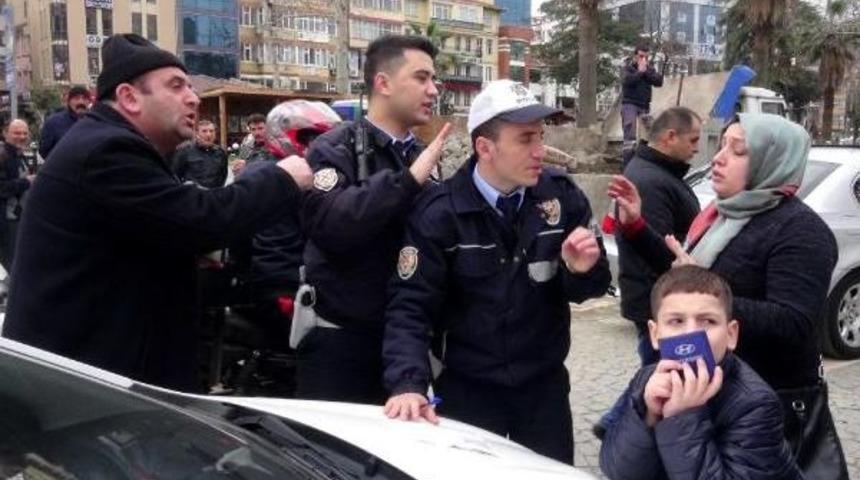 Kadın S&uuml;r&uuml;c&uuml;den Aracına &Ccedil;arpan Minib&uuml;s Ş&ouml;f&ouml;r&uuml;ne 'erkek Egemenliği' Tepkisi