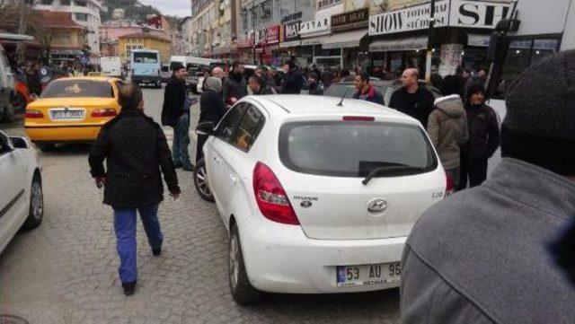 Kadın Sürücüden Aracına Çarpan Minibüs Şöförüne 'erkek Egemenliği' Tepkisi