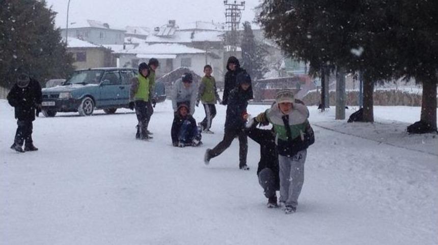 &Ccedil;ocukların Karda Kızak Keyfi