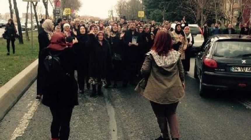 Atak&ouml;y Cinayetinde Zanlının Yakalanmasını Isteyen Aile Ve Mahalleli Y&uuml;r&uuml;d&uuml;