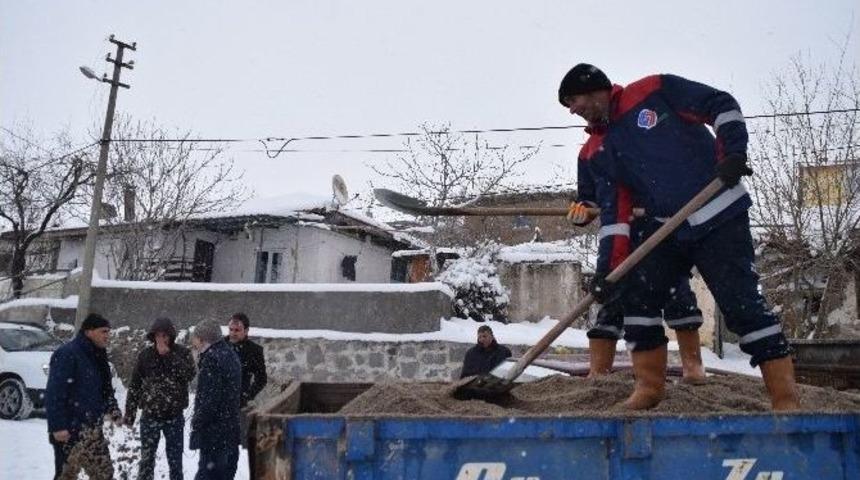 Başkan Yavaş, Karla M&uuml;cadele İ&ccedil;in Sahaya İndi
