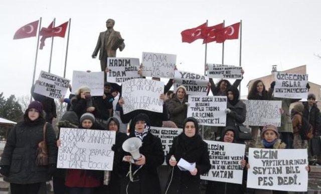 Kırıkkale'de Kadınlardan 'özgecan' Eylemi