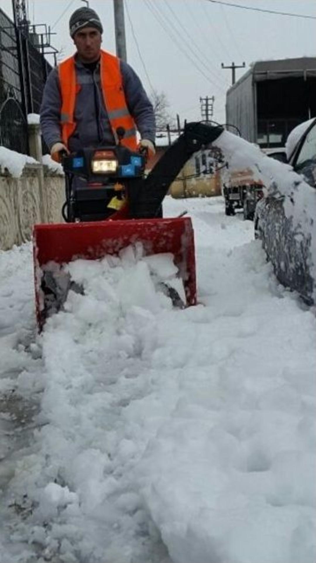 Mini Kar K&uuml;reme Ara&ccedil;ları Adapazarı Kaldırım Temizliğinde Zaman Kazandıracak