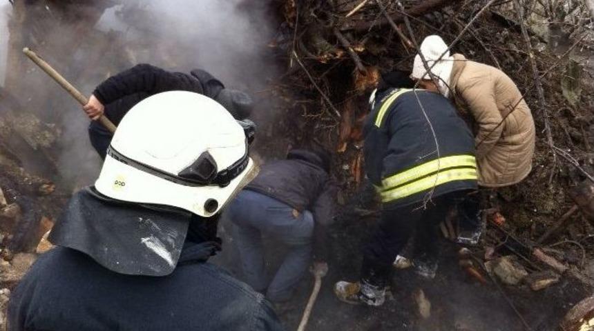 &Ccedil;ıkan Yangında İki Katlı Ev K&uuml;le D&ouml;nd&uuml;