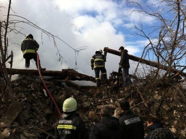 Çıkan Yangında İki Katlı Ev Küle Döndü