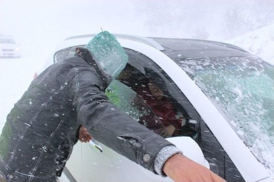 Denizli&rsquo;de Karda Mahsur Kalan 4 Koreli Turisti Polis Kurtardı