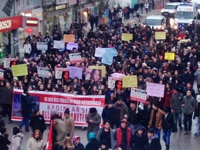 Sungurlu’da Binlerce Kişi Özgecan İçin Yürüdü