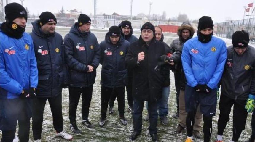 Eskişehirsporlu Futbolcular Beşiktaş Ma&ccedil;ı Hazırlıklarını Kar Altında S&uuml;rd&uuml;rd&uuml;