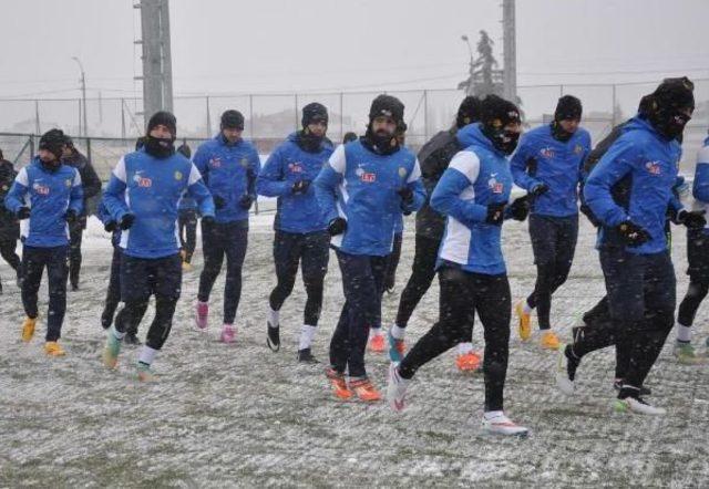 Eskişehirsporlu Futbolcular Beşiktaş Maçı Hazırlıklarını Kar Altında Sürdürdü