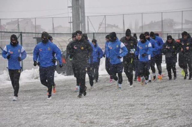 Eskişehirsporlu Futbolcular Beşiktaş Maçı Hazırlıklarını Kar Altında Sürdürdü