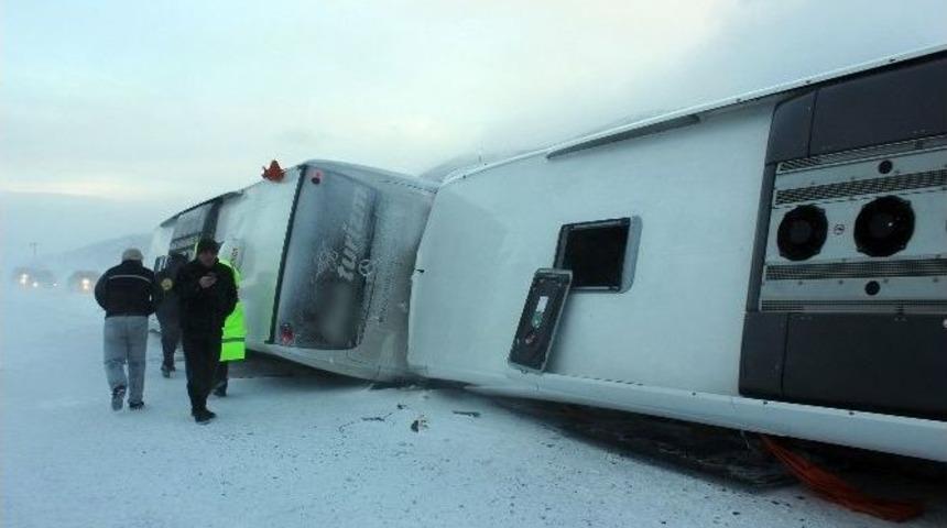 Yolcu Otob&uuml;sleri Birbirine Girdi: 35 Yaralı