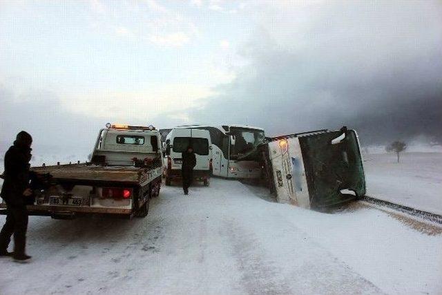 Yolcu Otobüsleri Birbirine Girdi: 35 Yaralı