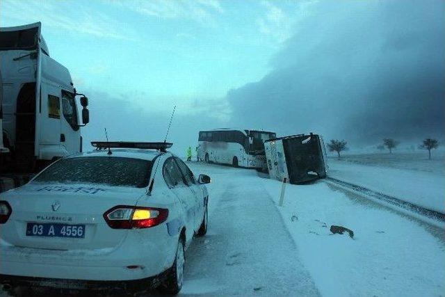 Yolcu Otobüsleri Birbirine Girdi: 35 Yaralı