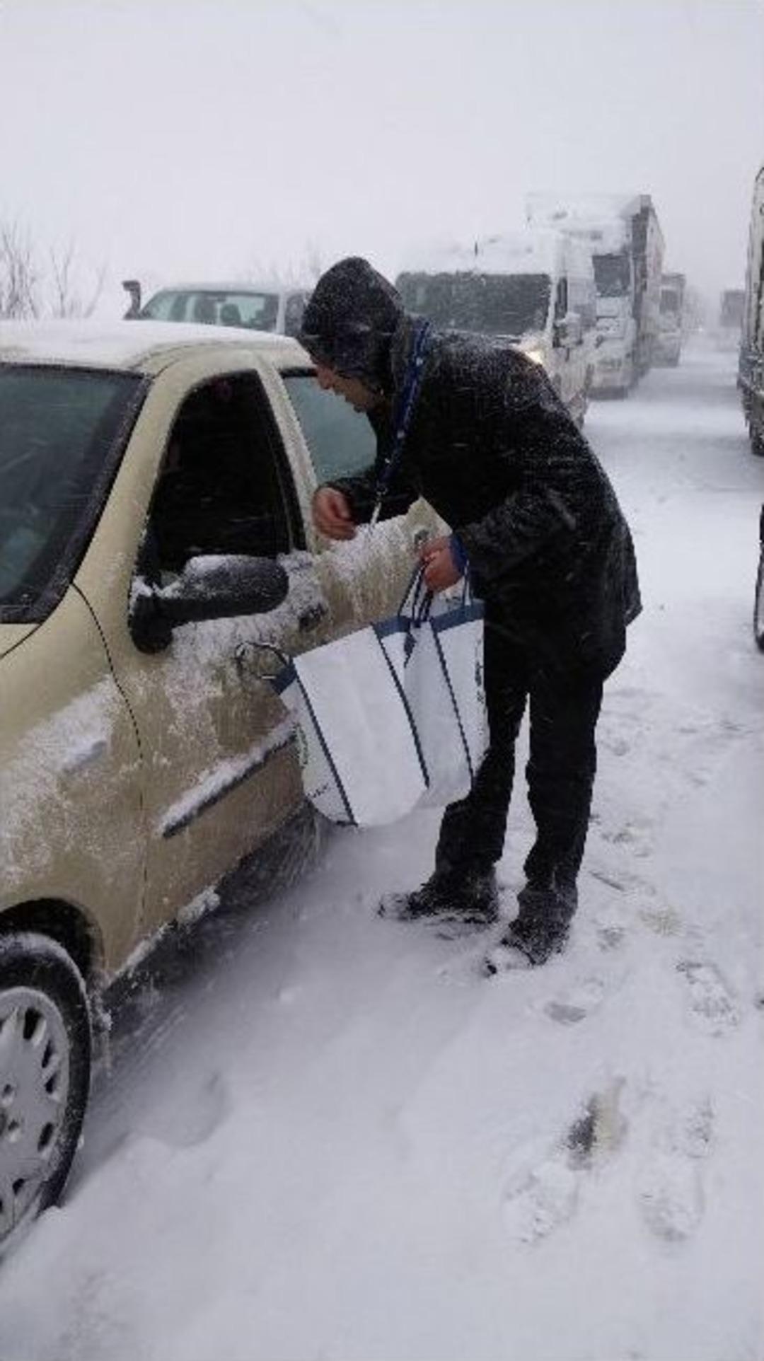 Yolda Kalanlara Boz&uuml;y&uuml;k Belediyesi&rsquo;nden Yardım Eli