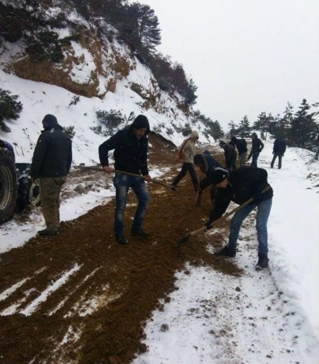 K&ouml;yl&uuml;lerin İmece Usul&uuml; Yol A&ccedil;ma Ve Kumlama &Ccedil;alışması