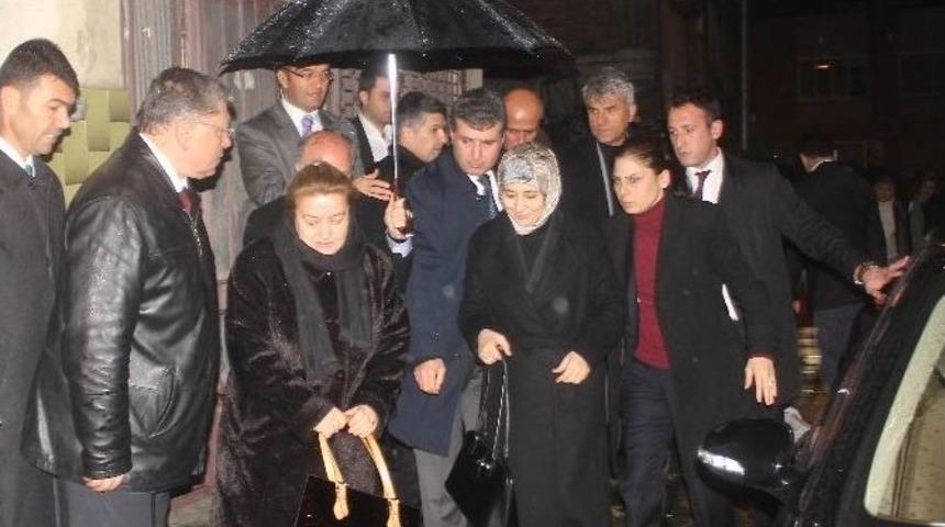 Sare Davutoğlu &Ouml;zgecan&rsquo;ın Ailesini Ziyaret Etti