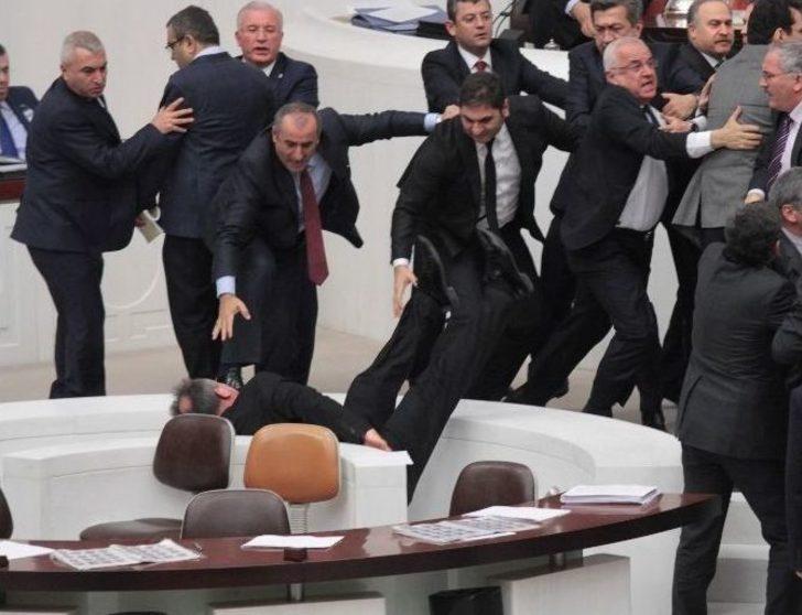 Tbmm Genel Kurulu Karıştı, Bir Milletvekili Merdivenlerden Düştü G3