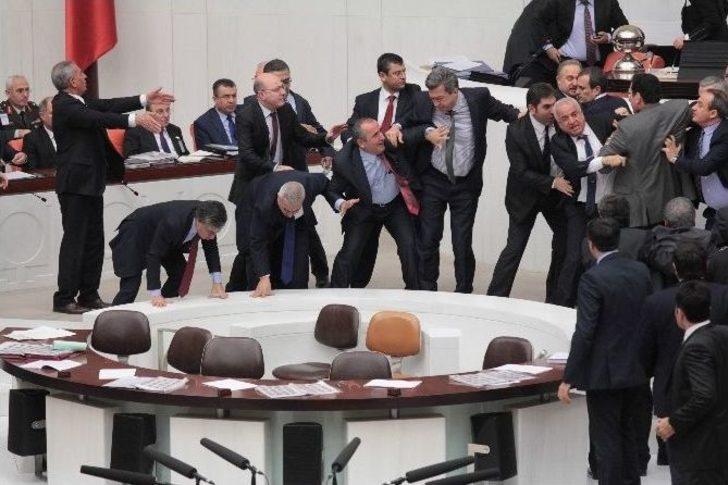 Tbmm Genel Kurulu Karıştı, Bir Milletvekili Merdivenlerden Düştü G5