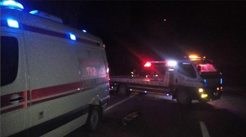 Otomobil Şarampole Yuvarlandı: 2 &Ouml;l&uuml;, 3 Yaralı