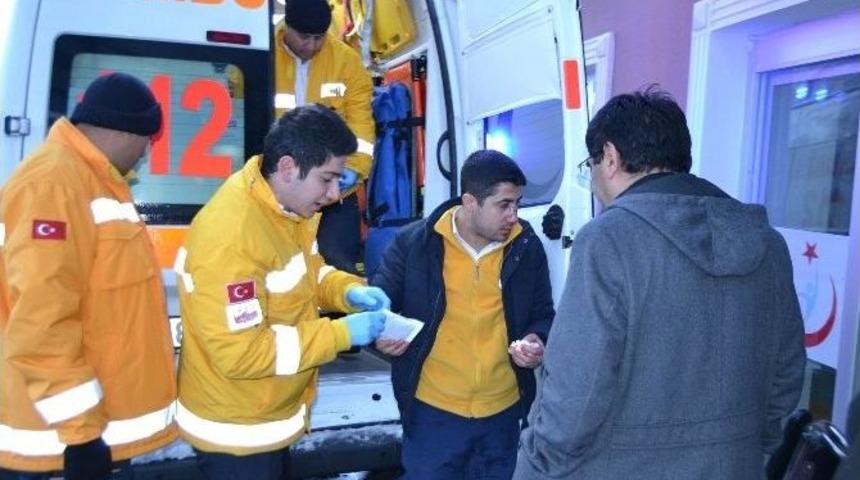 G&ouml;revden D&ouml;nen Ambulans Kaza Yaptı: 1 Yaralı