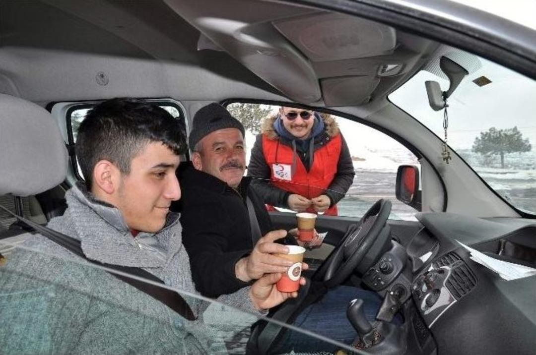 Kızılay S&uuml;r&uuml;c&uuml;lere &Ccedil;orba Dağıttı