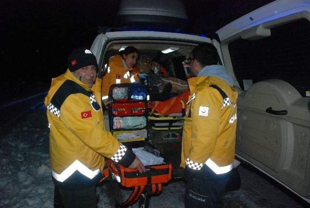Karda K&ouml;yde Mahsur Kalan Hasta Paletli Ambulansla Kurtarıldı