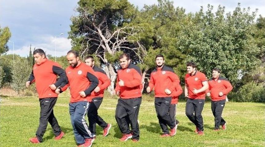 Paşa&rsquo;nın Pehlivanları Kampta G&uuml;&ccedil; Depoluyor