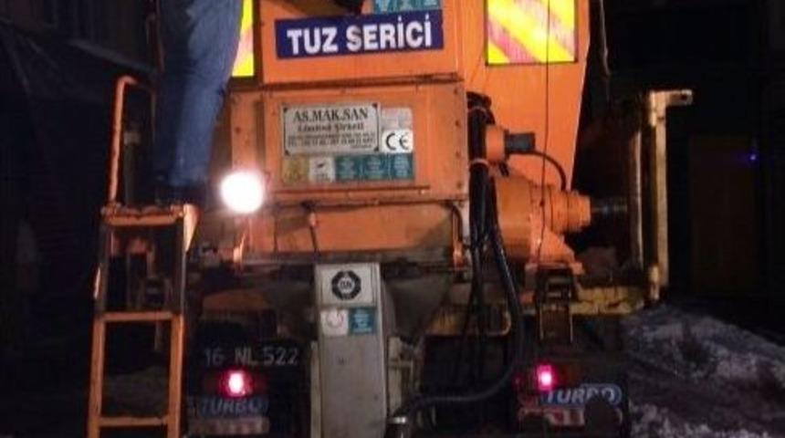 Nil&uuml;fer Belediyesi&rsquo;nden &Uuml;nl&uuml; Cadde&rsquo;de Kar Temizliği
