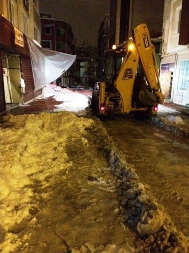 Nilüfer Belediyesi’nden Ünlü Cadde’de Kar Temizliği