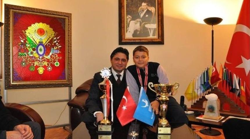 Minik Şampiyon Başarısını Başkan Acar İle Paylaştı