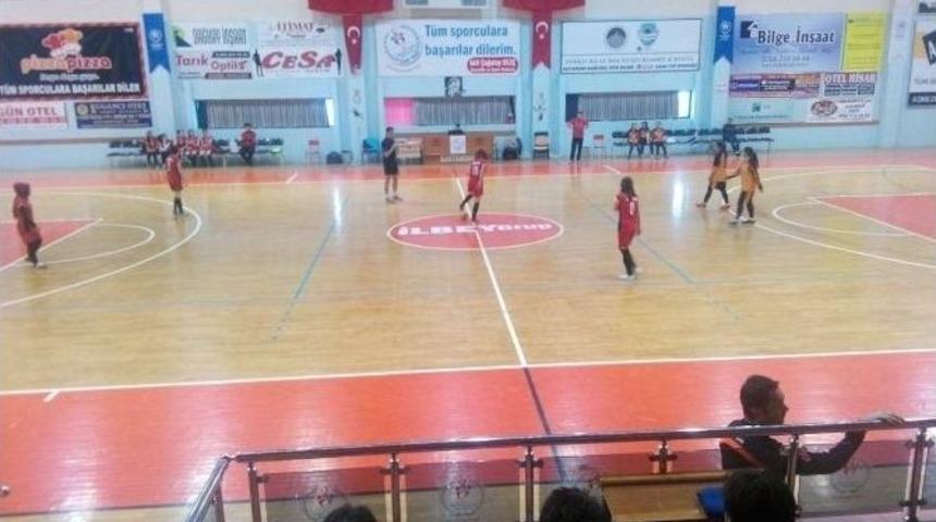 K&uuml;re &Ccedil;pal Kız Futsal Takımı &Ccedil;eyrek Finale Koşuyor