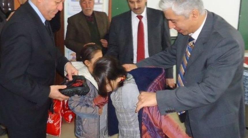 Saruhanlı&rsquo;da &Ouml;ğrencilere Kıyafet Ve Ayakkabı Yardımı