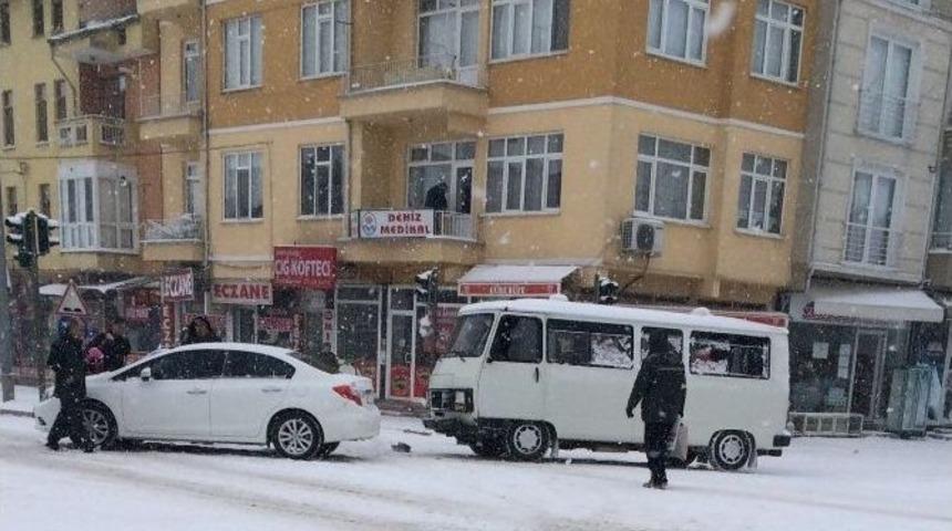 Tavşanlı&rsquo;da Otomobil İle Servis Aracı &Ccedil;arpıştı