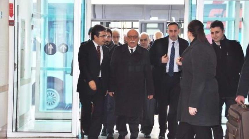 Amman'da U&ccedil;ak I&ccedil;inde 5,5 Saat Mahsur Kalan Bakan Avcı, " Amman'da Da Okulları Tatil Ettik" Dedi