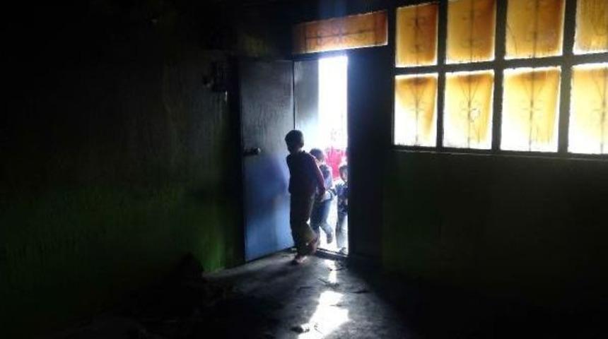 Evlerinin Yanışına Ağlayan &Ccedil;ocukların Y&uuml;z&uuml; G&uuml;ld&uuml;