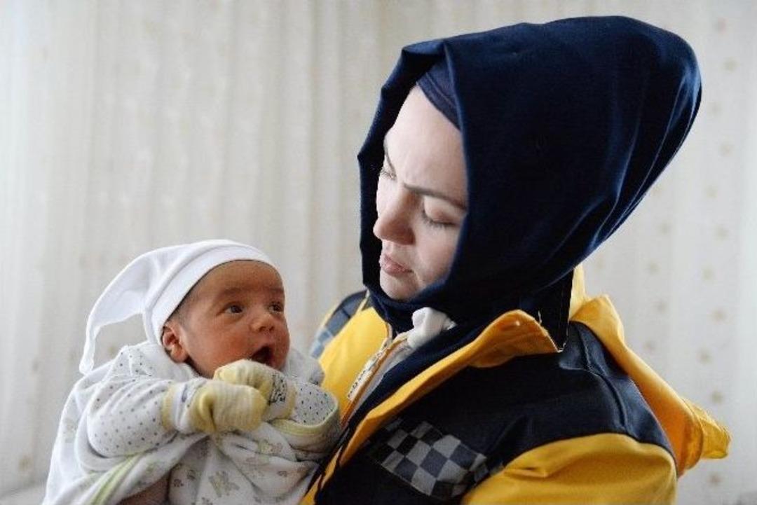 Sarılık Hastası Bebeği Kurtarmak İ&ccedil;in Karla Savaş