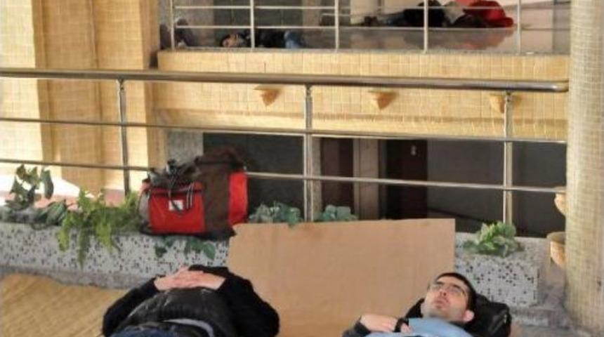 Konya&rsquo;Da Kar Yolları Kapattı, Mahsur Kalan Yolcular Otogarda Yerde Yattı