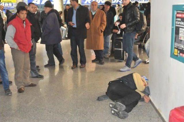 Konya’Da Kar Yolları Kapattı, Mahsur Kalan Yolcular Otogarda Yerde Yattı