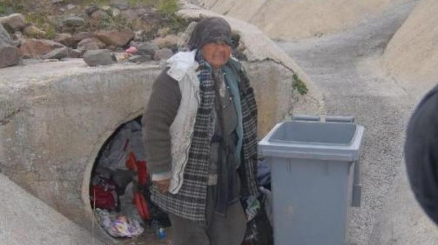 Otoyol Kenarındaki Sulama Kanalında Yaşayan Kadına Yardım Eli