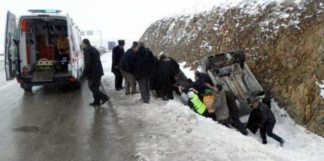 Ters Dönen Araçtan Sürücü Yara Almadan Çıktı, Kayınpederi Yaralandı