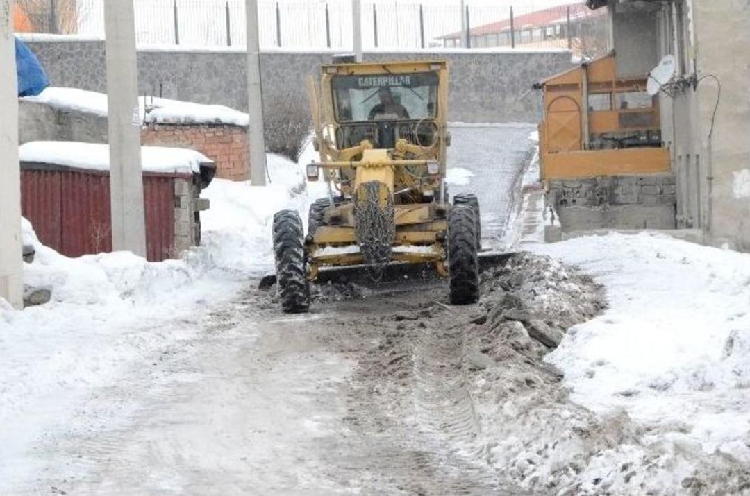 Paland&ouml;ken Belediyesi&rsquo;nde Karla M&uuml;cadele &Ccedil;alışmaları S&uuml;r&uuml;yor