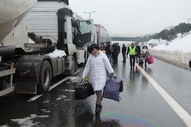 Tem'de Zincirleme Trafik Kazası: 3 Kişi Yaralandı