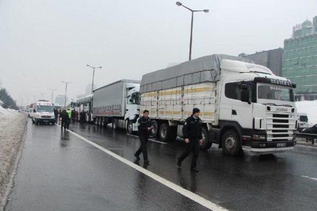 Tem'de Zincirleme Trafik Kazası: 3 Kişi Yaralandı