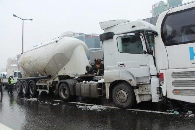 Tem'de Zincirleme Trafik Kazası: 3 Kişi Yaralandı