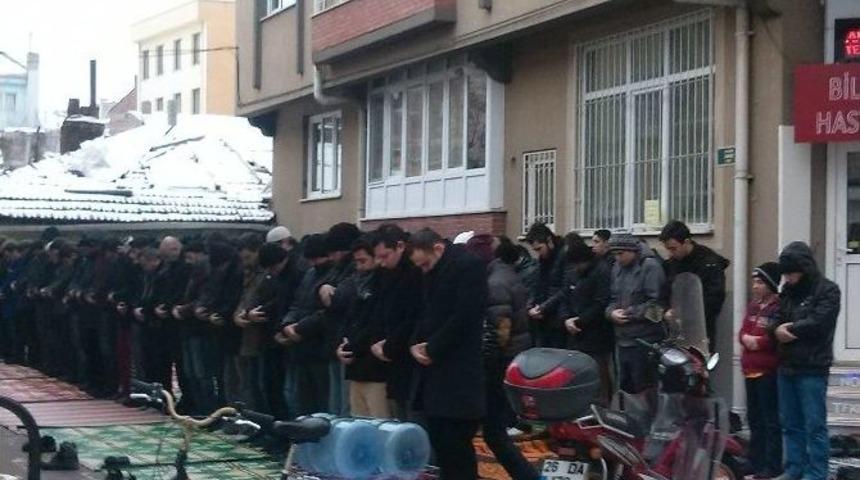 Eskişehir&rsquo;de Zorlu Cuma Namazı