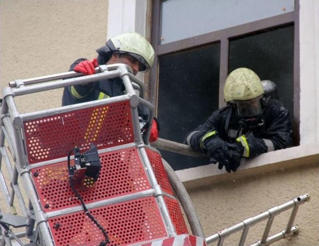 Yangında &Ccedil;&ouml;ken Tavanın Altında Kalan İtfaiye Eri Yaralandı