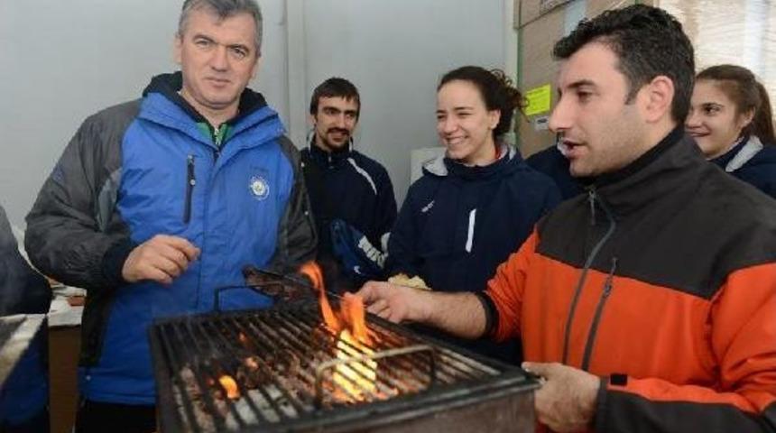 Nil&uuml;fer Belediyespor&rsquo;Da Sucuk Ekmek Keyfi