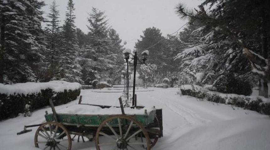 Bolvadin&rsquo;de Yağan Karlı İle Birlikte Kartpostallık G&ouml;r&uuml;nt&uuml;ler Oluştu